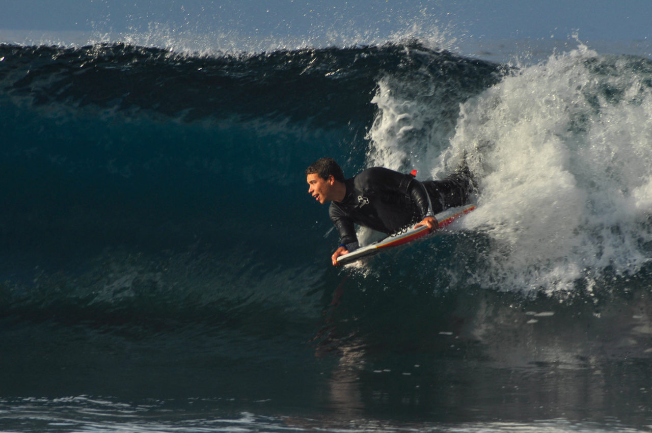 Surfero cogiendo una ola