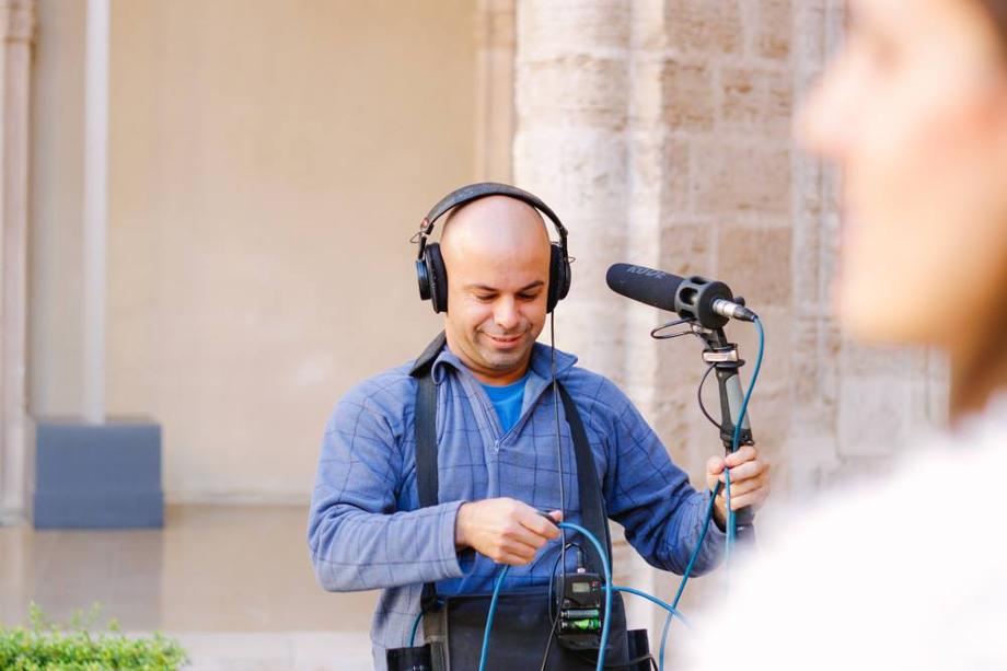 Marco Toledo sujetando equipamiento en el exterior